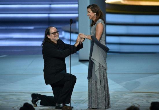 Un ganador de los Emmy le propone matrimonio a su pareja sobre el escenario