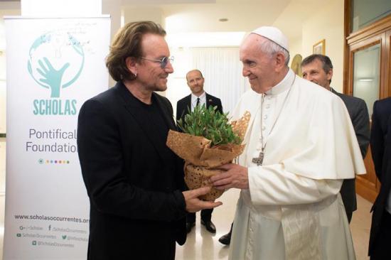El papa y el cantante Bono hablaron de pederastia en privado en el Vaticano