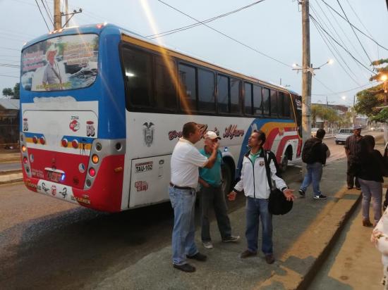 Tres sujetos asaltan un bus de pasajeros en Chone