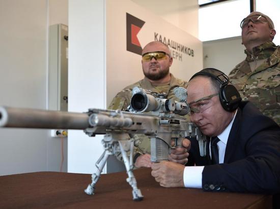 Vladímir Putin demuestra su puntería al disparar rifle