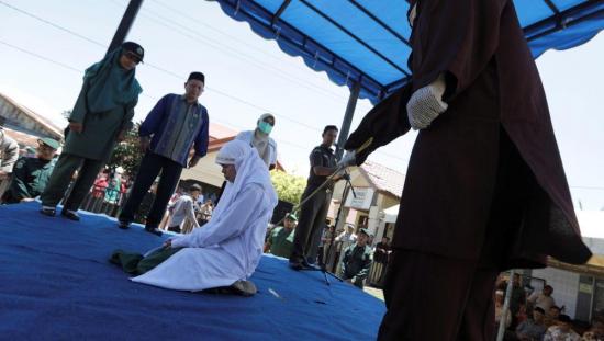 Pareja indonesia recibe 24 azotes por verse a solas sin estar casados