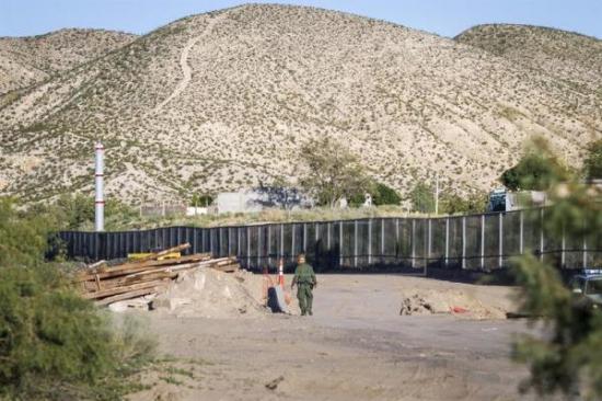 Autoridades comienzan a sustituir malla por muro fronterizo en Texas en EEUU