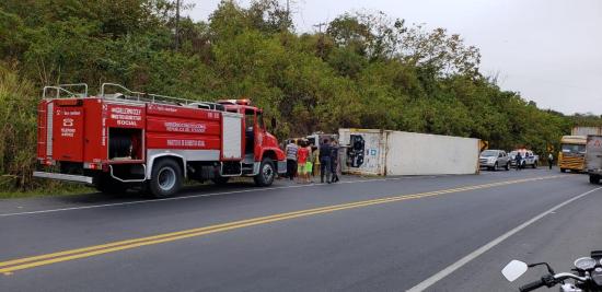 Vehículo de carga pesada se volcó en La Planchada, en Paján