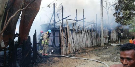 Incendio consume ocho casas en Chone