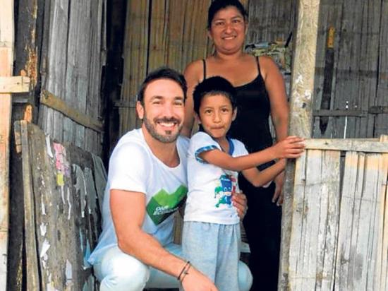 Christian Carabias  agasajó a niños con  discapacidad física