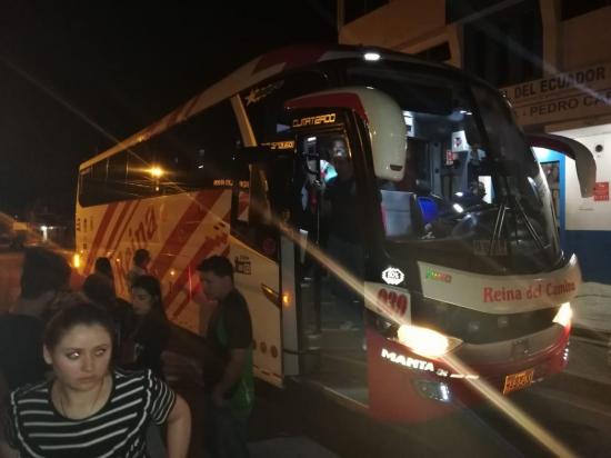 Pasajeros de bus interprovincial fueron asaltados en la vía Manta-Guayaquil