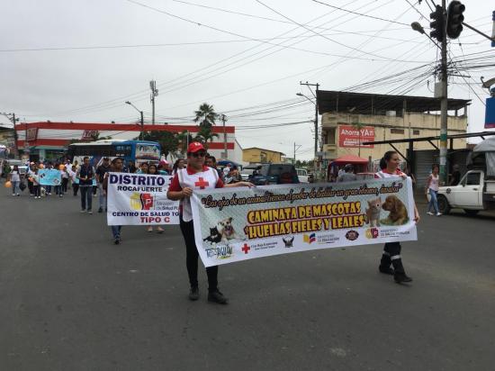 Ciudadanos junto a sus mascotas participan de la caminata ''Huellas fieles y Leales'' en Tosagua