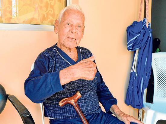 El centenario  'apagafuegos' que tiene sus recuerdos intactos