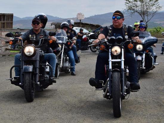 Más de 70 motocicletas Harley-Davinson hicieron sentir su rugido en una exhibición