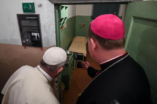 El papa visitó  sitio de horror