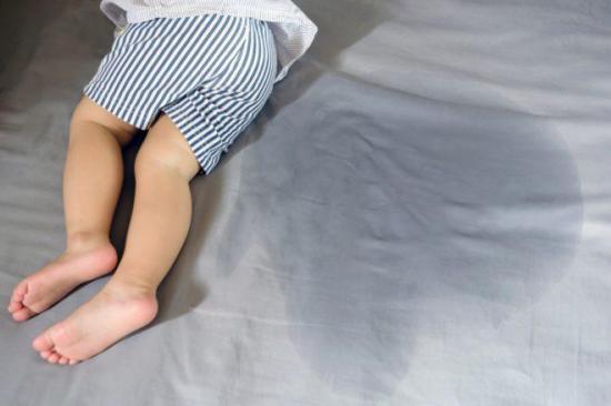 Irritabilidad y orinarse en la cama son síntomas de niños maltratados