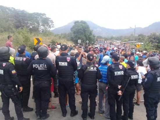 Ciudadanos cerraron la vía Lodana-Sucre (24 de Mayo) por falta de agua potable