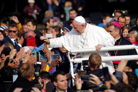El papa admite la indignación de jóvenes por los abusos desde la atea Estonia