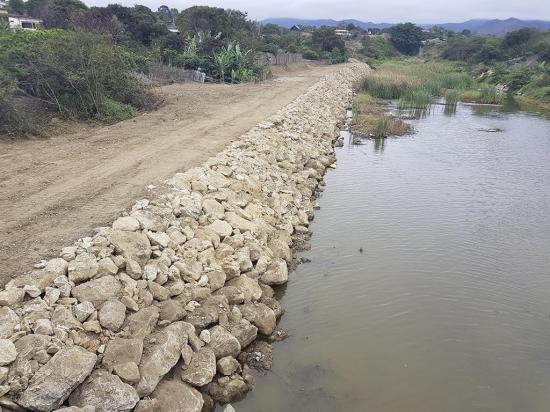 Colocan piedras  escolleras en un tramo de río de Puerto Cayo