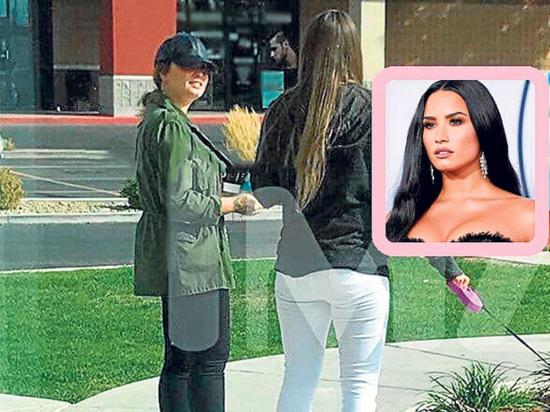 Demi Lovato toma un paseo durante su rehabilitación