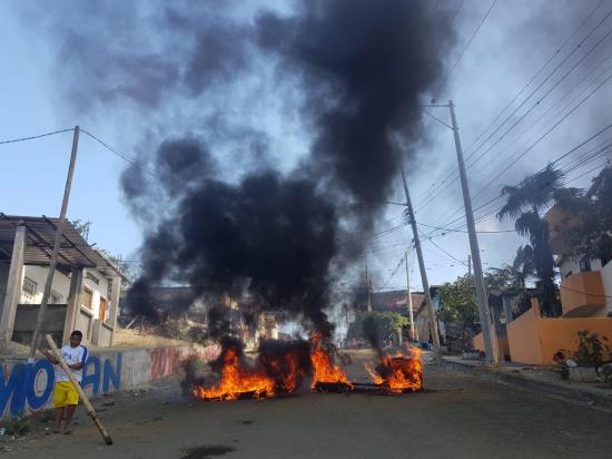 Protestan con cierre de vías y quema de llantas en Jipijapa