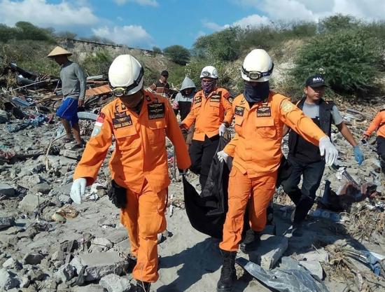 Fosas comunes y avalanchas agravan la tragedia por el tsunami en Indonesia