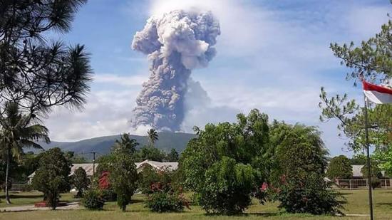 Entra en erupción el volcán Soputan en la isla indonesia de Célebes