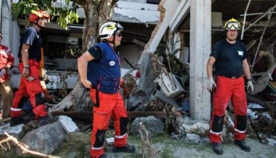 Hallan vivos 31 menores atrapados en dos escuelas tras el sismo en Indonesia