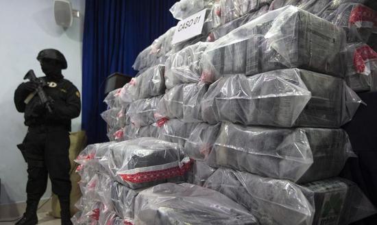 Policías de Colombia y Ecuador incautan casi dos toneladas de cocaína