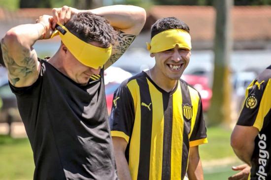 Jugadores de Peñarol se vendan los ojos para entrenarse con equipo de ciegos