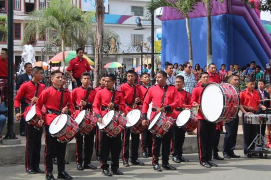 Música, colorido y talento en el desfile por las fiestas de Jipijapa