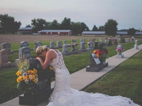 Visita la tumba de su novio el día que debían casarse