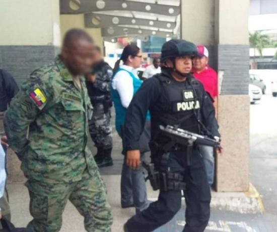 Militares son detenidos por presunta venta de armas a alias 'Guacho'