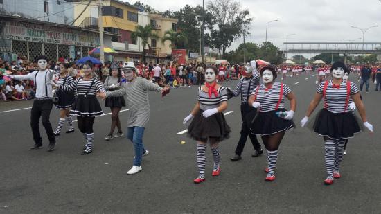 Miles disfrutan del desfile por las fiestas de Portoviejo