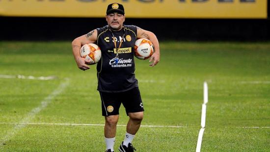 Maradona sufre una artrosis severa y debe operarse, según su médico