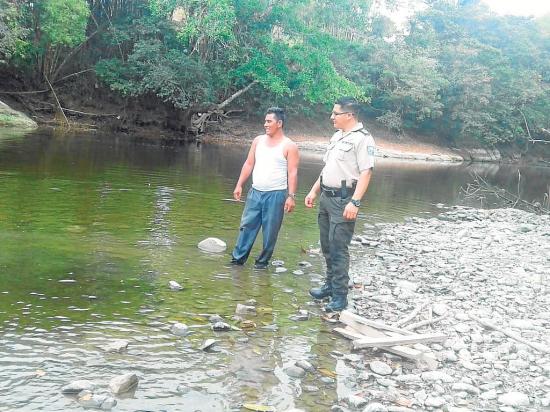 Moradores dicen que  la búsqueda de oro  contamina río Quinindé