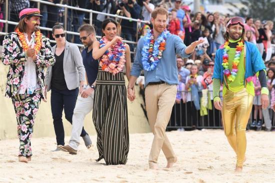 El príncipe Enrique y Meghan descalzos en playa de Sídney por la salud mental