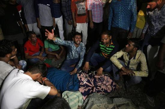 Al menos 50 muertos por atropello de un tren en India