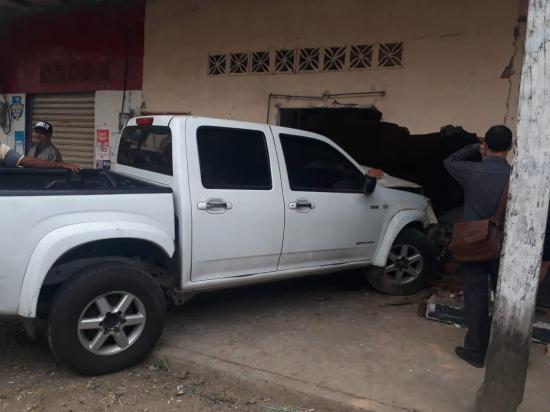 Accidente: Camioneta impacta y rompe la pared de una casa en Calceta