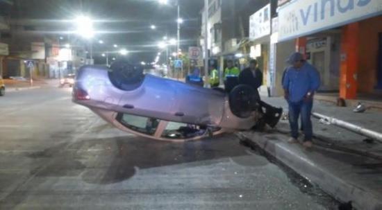 Vehículo se accidenta en la avenida 4 de Noviembre