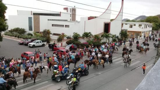 San Vicente inicia sus fiestas de cantonización con una cabalgata