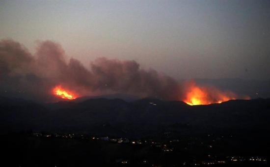 El fuerte viento atiza los incendios en California, donde ya hay 31 muertos