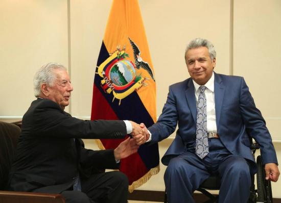 Lenín Moreno dialogó con el escritor peruano Mario Vargas Llosa sobre libertad de prensa