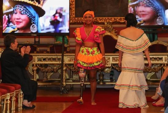 Supervivientes del cáncer lucen vestimentas típicas de sus países en Bolivia