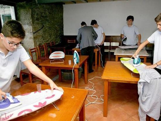 Un colegio  enseña a planchar