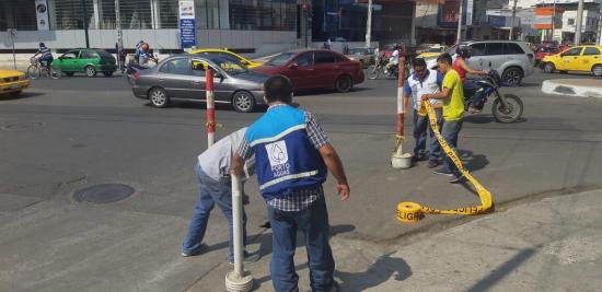 Se presentó un hundimiento en la calzada de la calle Quito y Avenida Manabí