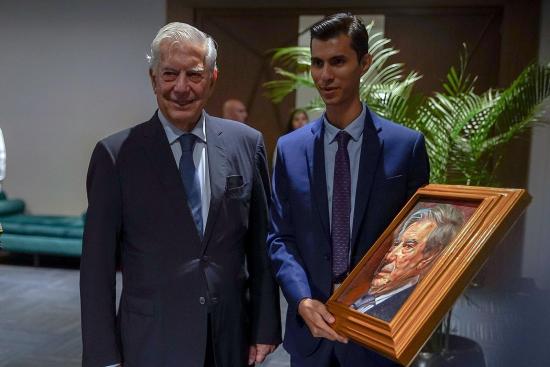 Vargas Llosa recibe doctor honoris causa en una universidad ecuatoriana