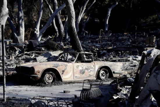 Los muertos por los incendios en California alcanzan medio centenar