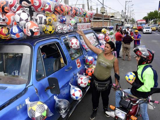 Óscar recorre el país con más de mil balones de fútbol