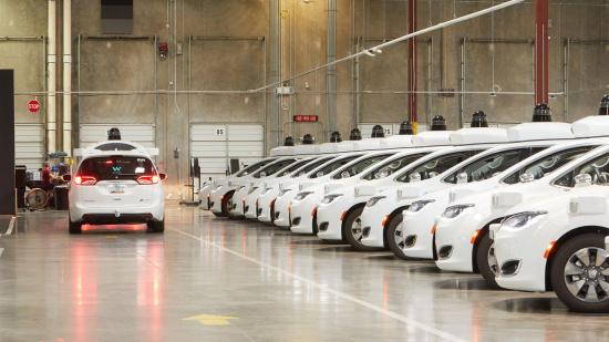 Google prevé lanzar servicio comercial de vehículos sin conductor en 2 meses