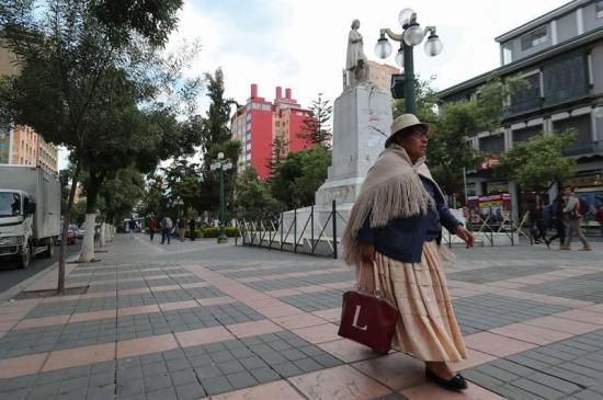 Bolivia: La estatua de Colón en La Paz aparece con carteles que piden su retirada