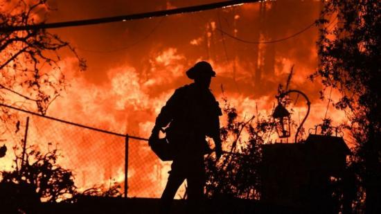 Miradas se centran en gran eléctrica como posible causa de incendio en California