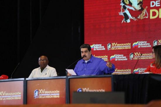 Maduro dice usa criptomoneda sancionada para construir viviendas en Venezuela