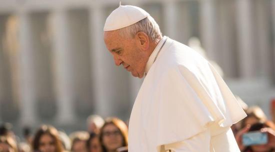 El papa almuerza con 1.500 indigentes y pide escuchar el grito de los pobres