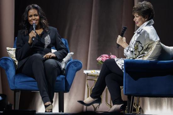 Barack Obama apoya a su esposa Michelle en gira de presentación de su libro